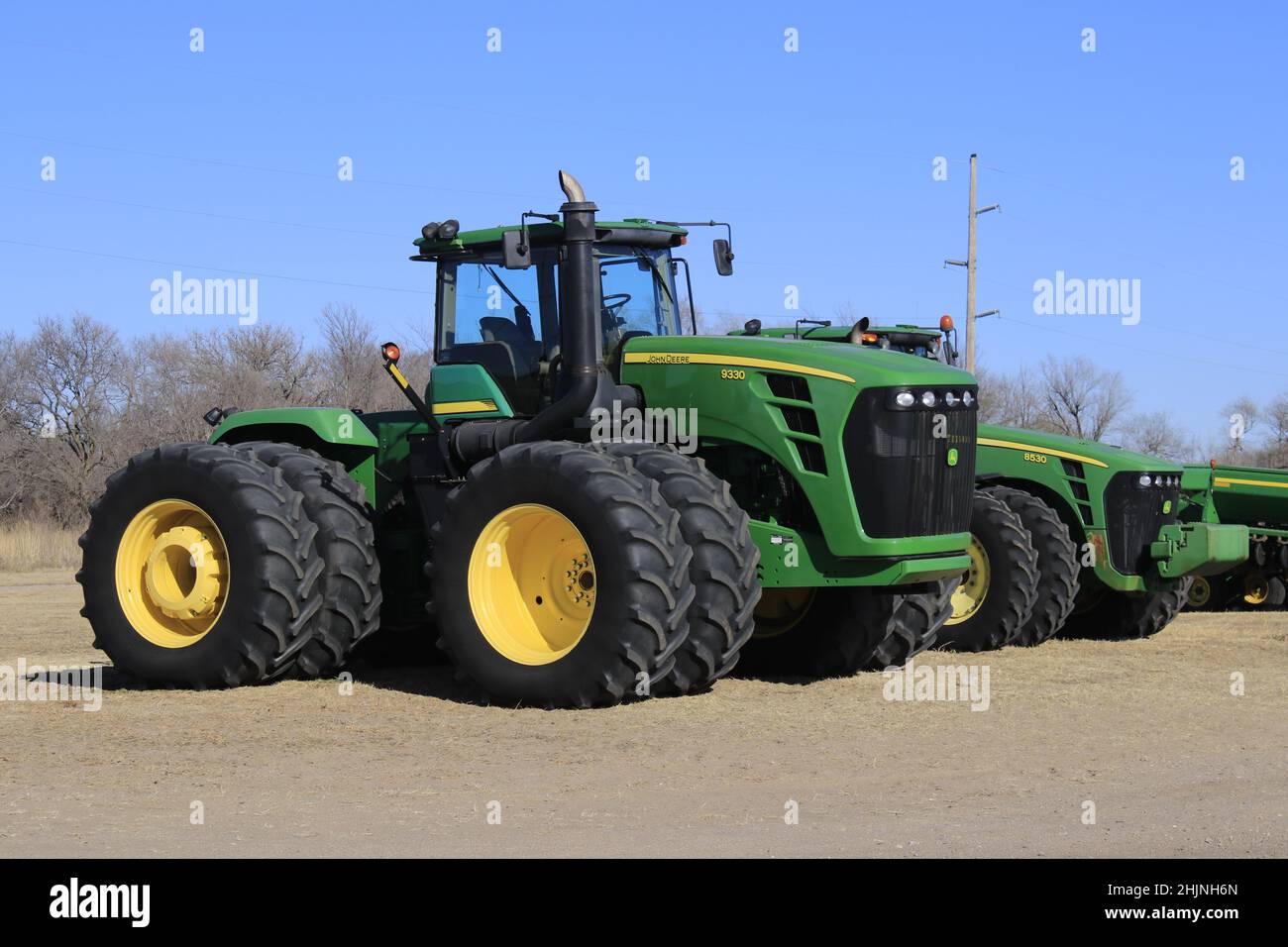 Un gros plan d'un tracteur agricole John Deere 9330 chez un concessionnaire de Hutchinson, Kansas Banque D'Images