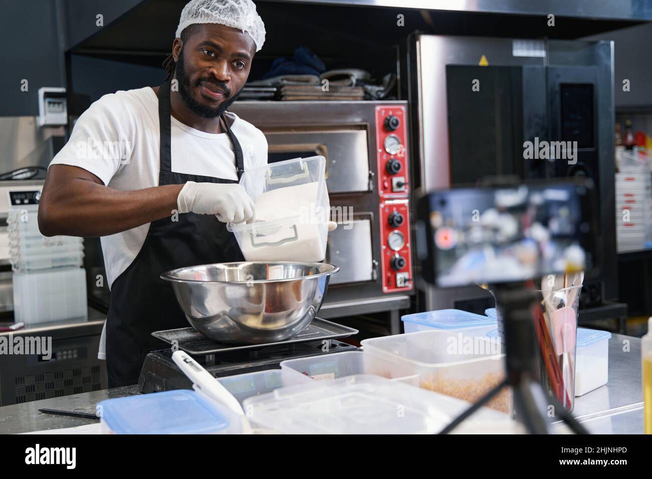 Cours de cuisine vidéo en ligne sur le tournage par un cuisinier africain  Photo Stock - Alamy