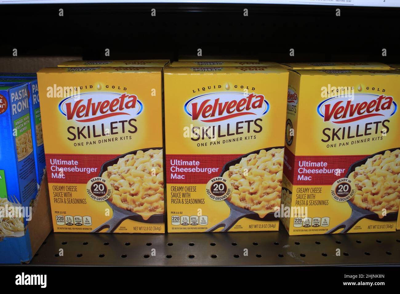 Un gros plan de VELVETTA Skillet Dinners Ultimate Cheeseburger Mac dans des boîtes sur une étagère métallique dans un magasin de Dillons au Kansas. Banque D'Images