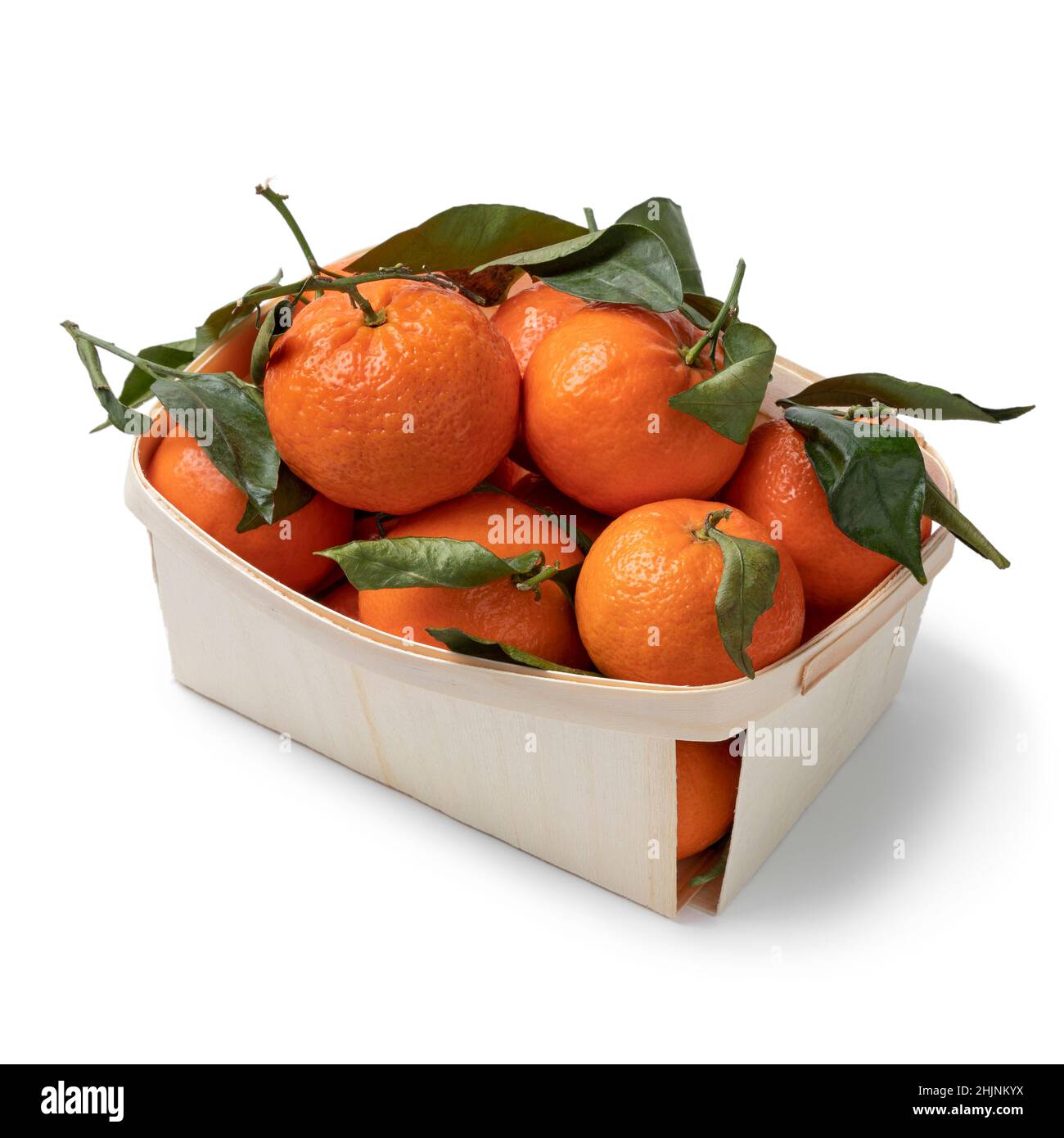 Boîte avec des mandarines fraîches et douces isolées sur fond blanc Banque D'Images