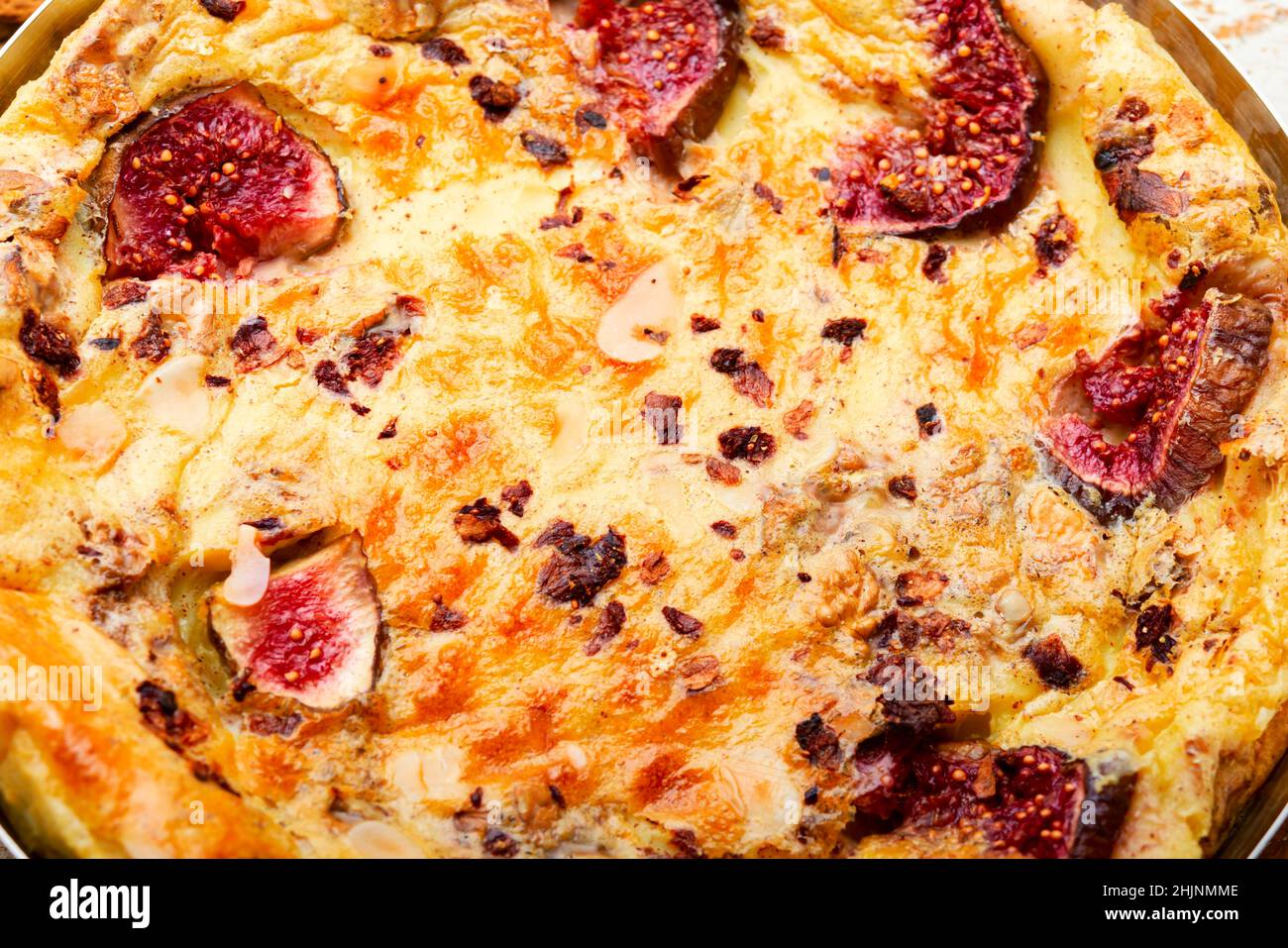 Omelette savoureuse aux figues et aux amandes.petit déjeuner sain.gros plan Banque D'Images