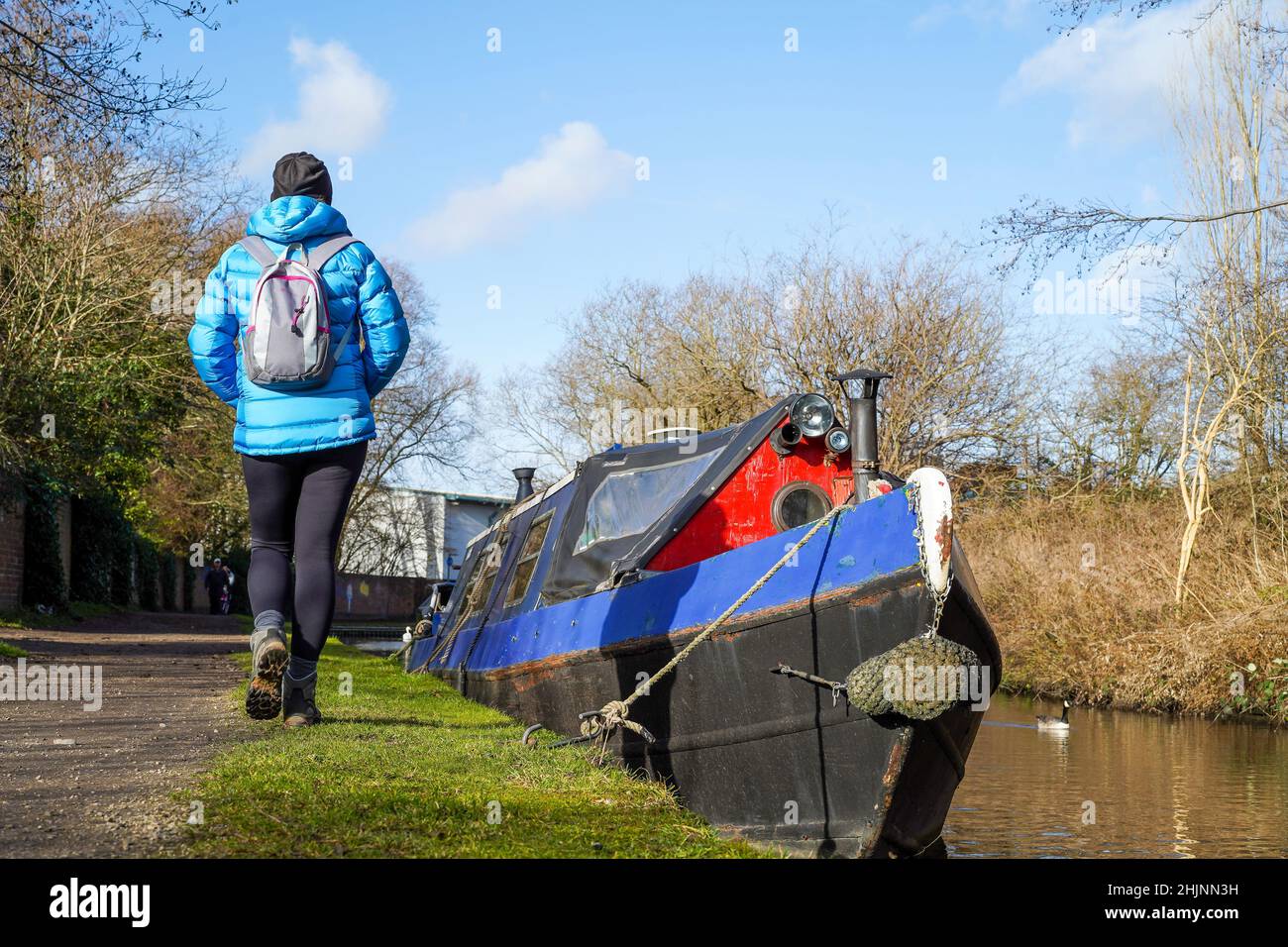 Vue arrière d'une femme marchant le long d'un canal Banque D'Images