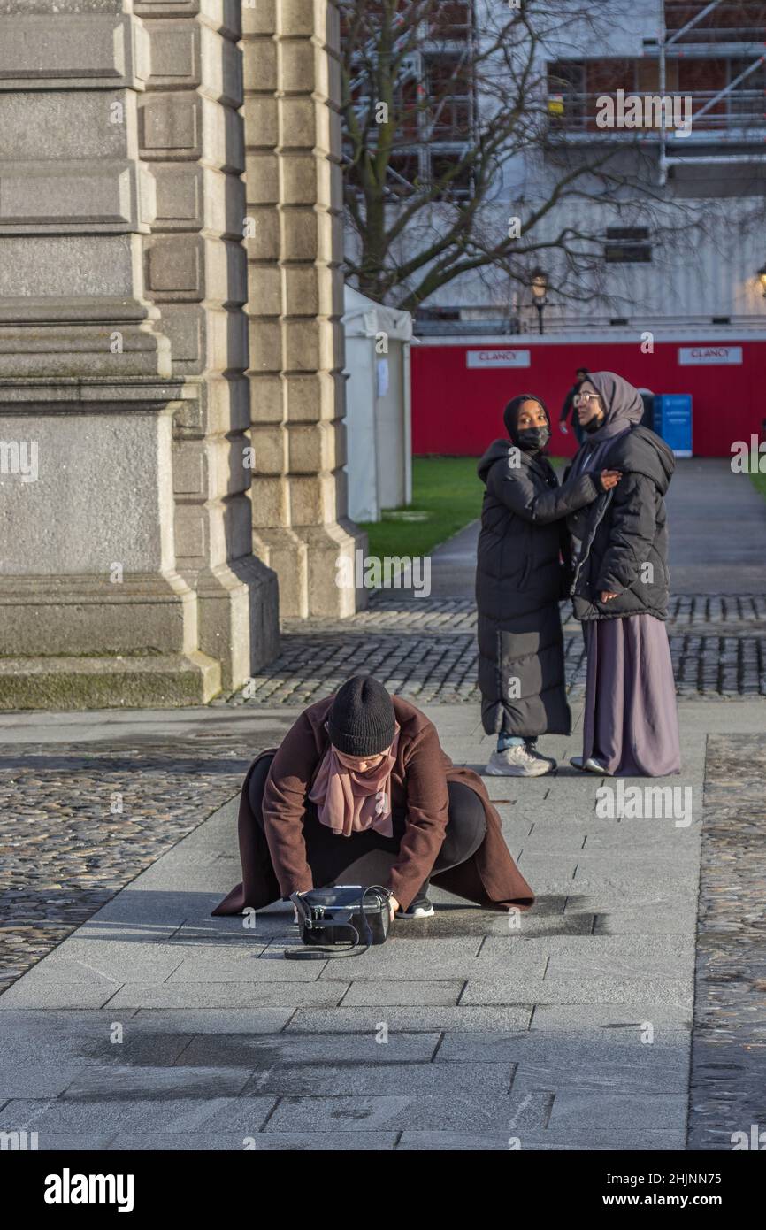 Trois jeunes nonnes de trois ethnies différentes se prépare à prendre une photo de selfie, Dublin University rea, Street Photography, Dublin, Irlande Banque D'Images