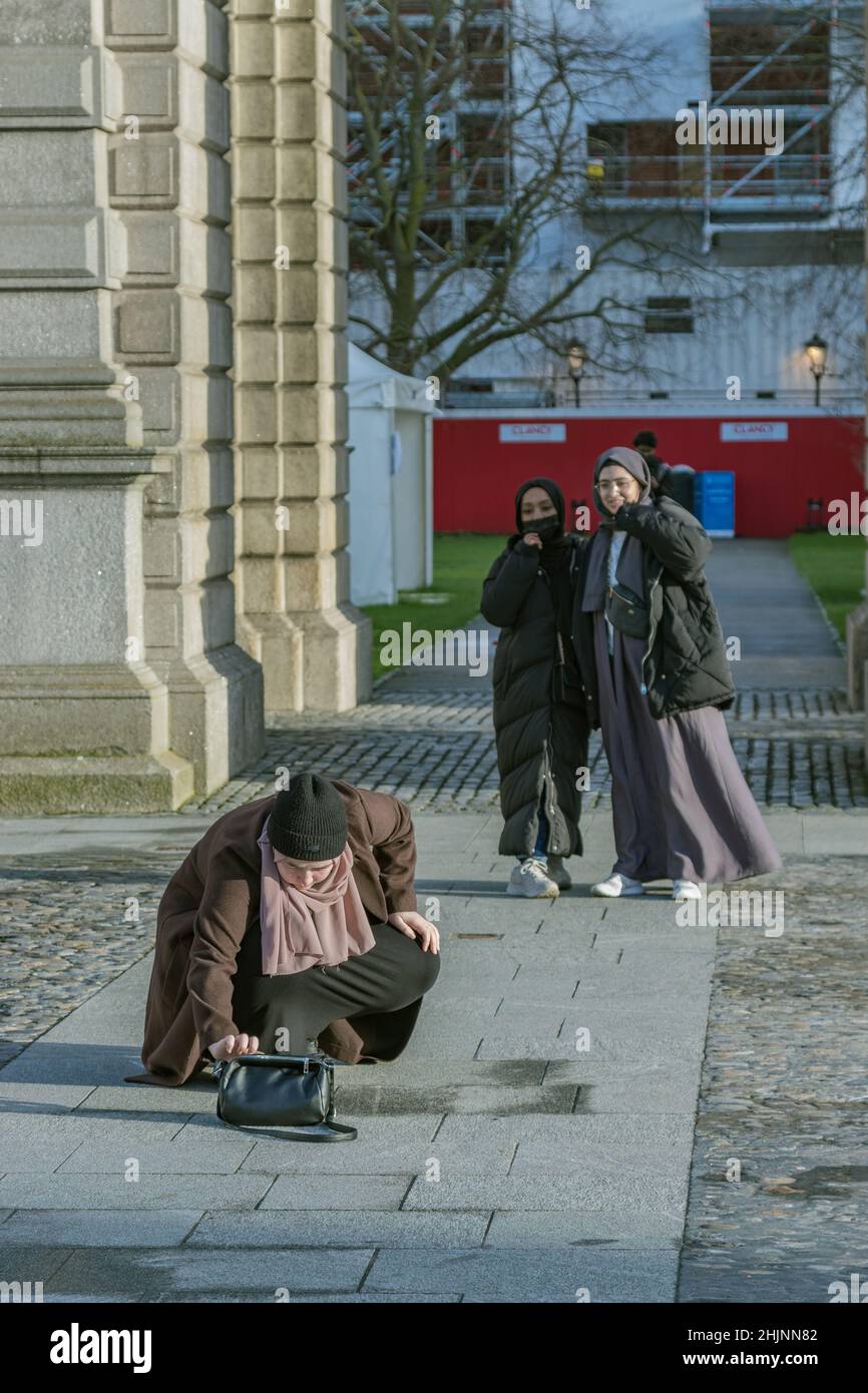 Trois jeunes nonnes de trois ethnies différentes se prépare à prendre une photo de selfie, Dublin University rea, Street Photography, Dublin, Irlande Banque D'Images