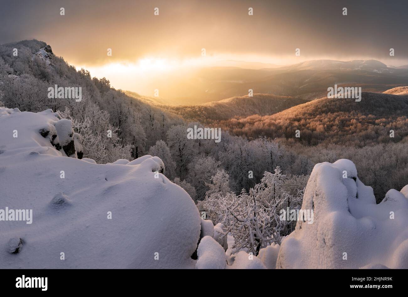 Panorama coucher de soleil ciel coloré hiver neige nuages en Slovaquie paysages naturels.Coucher de soleil montagne zoom du ciel dans le pic de gel de Vapenna. Banque D'Images