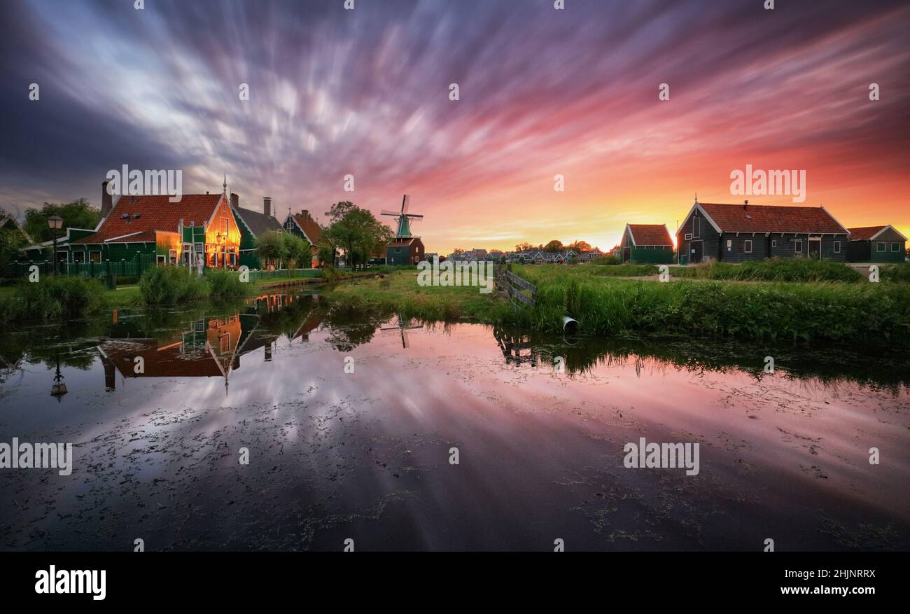 Moulin à vent hollandais traditionnel près du canal. Pays-bas, Landcape au coucher du soleil Banque D'Images