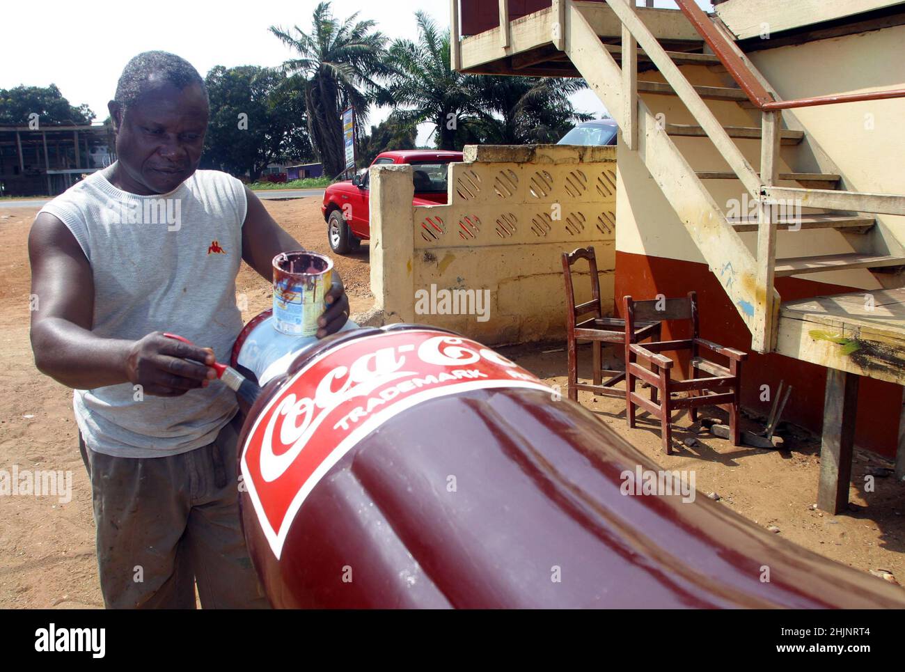 LES INNOVATIONS DU 21ST SIÈCLE ONT MÊME ENVAHI LES CERCUEILS EXTRAVAGANTS TRADITIONNELS DE LA TRIBU GA AU GHANA EN AFRIQUE DE L'OUEST.PENDANT DES DÉCENNIES, LA TRIBU DES GA A ENTERRÉ LEURS PROCHES DANS DES CERCUEILS QUI CORRESPONDENT À LEUR COMMERCE OU À LEUR STATUT COMME UN POISSON GÉANT POUR UN PÊCHEUR.CEPENDANT, AVEC LES PROGRÈS EN MARCHE, LES COFFINS SONT MAINTENANT PRODUITS DANS DES STYLES MODERNES TELS QUE LES BOUTEILLES DE COKE, LES APPAREILS PHOTO, LES BASKETS NIKE, LES AVIONS À RÉACTION ET LES BIROS EN PLASTIQUE.LA PHOTO MONTRE UN COCA BOTTLE CERCUEIL, AVEC COFFIN MAKER PAA JO Y METTANT LES TOUCHES DE FINITION.PHOTO : GARYROBERTSPHOTO.COM Banque D'Images