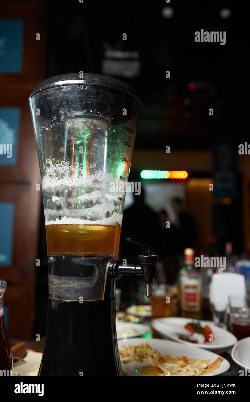 arrière-plan flou tour de bière de gros plan avec bokeh au bar de nuit Banque D'Images