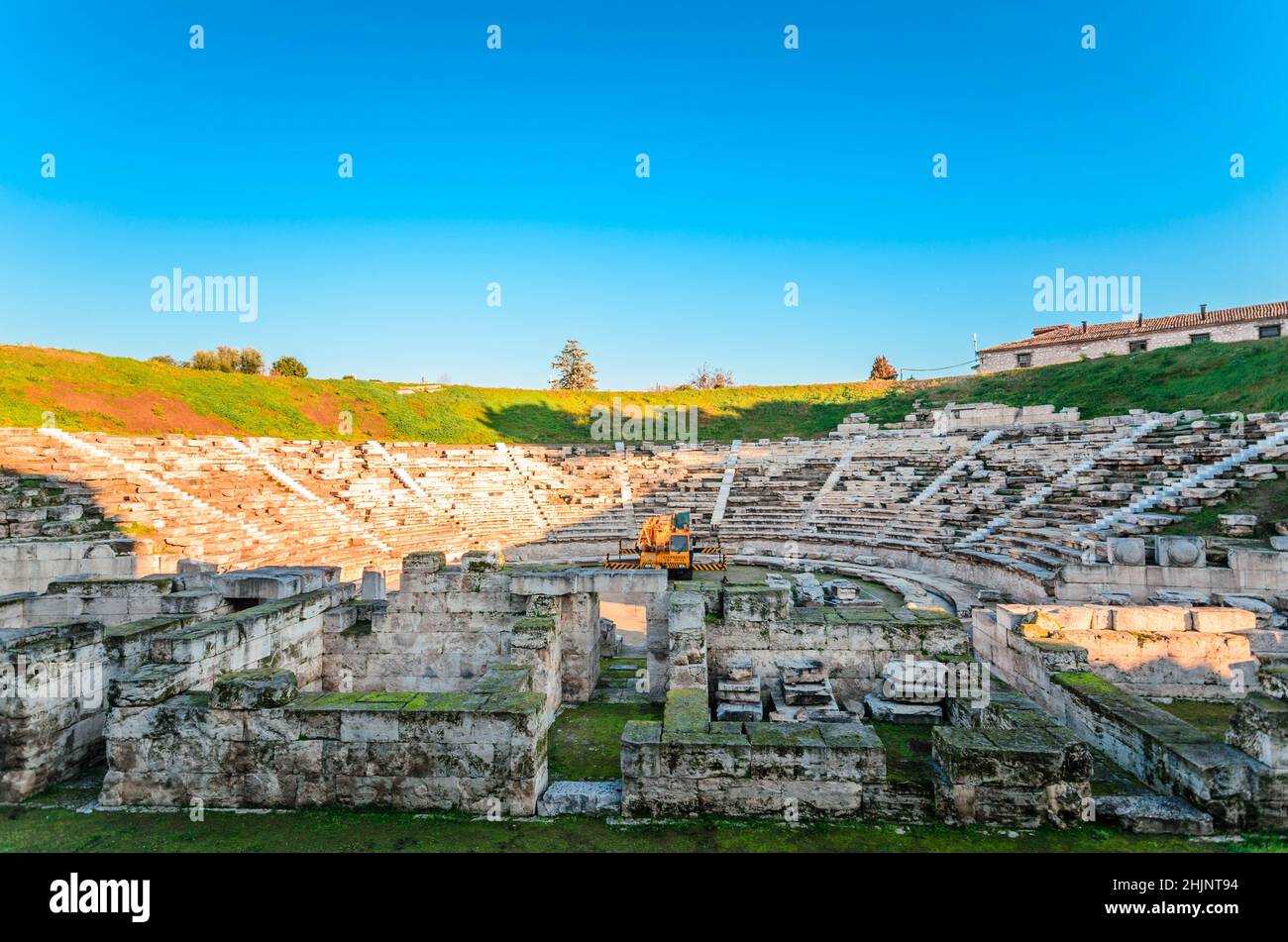 Le magnifique premier théâtre ancien de Larissa a été construit dans la première moitié du siècle 3rd av. J.-C. situé sur le côté sud de la colline. Banque D'Images