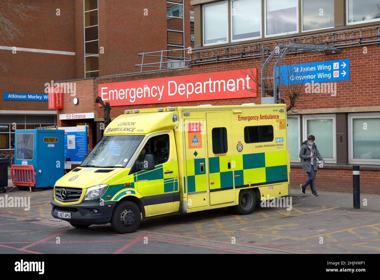 Londres, Royaume-Uni.Installation : Hôpital St George - ambulance garée à l'extérieur du service des urgences Banque D'Images