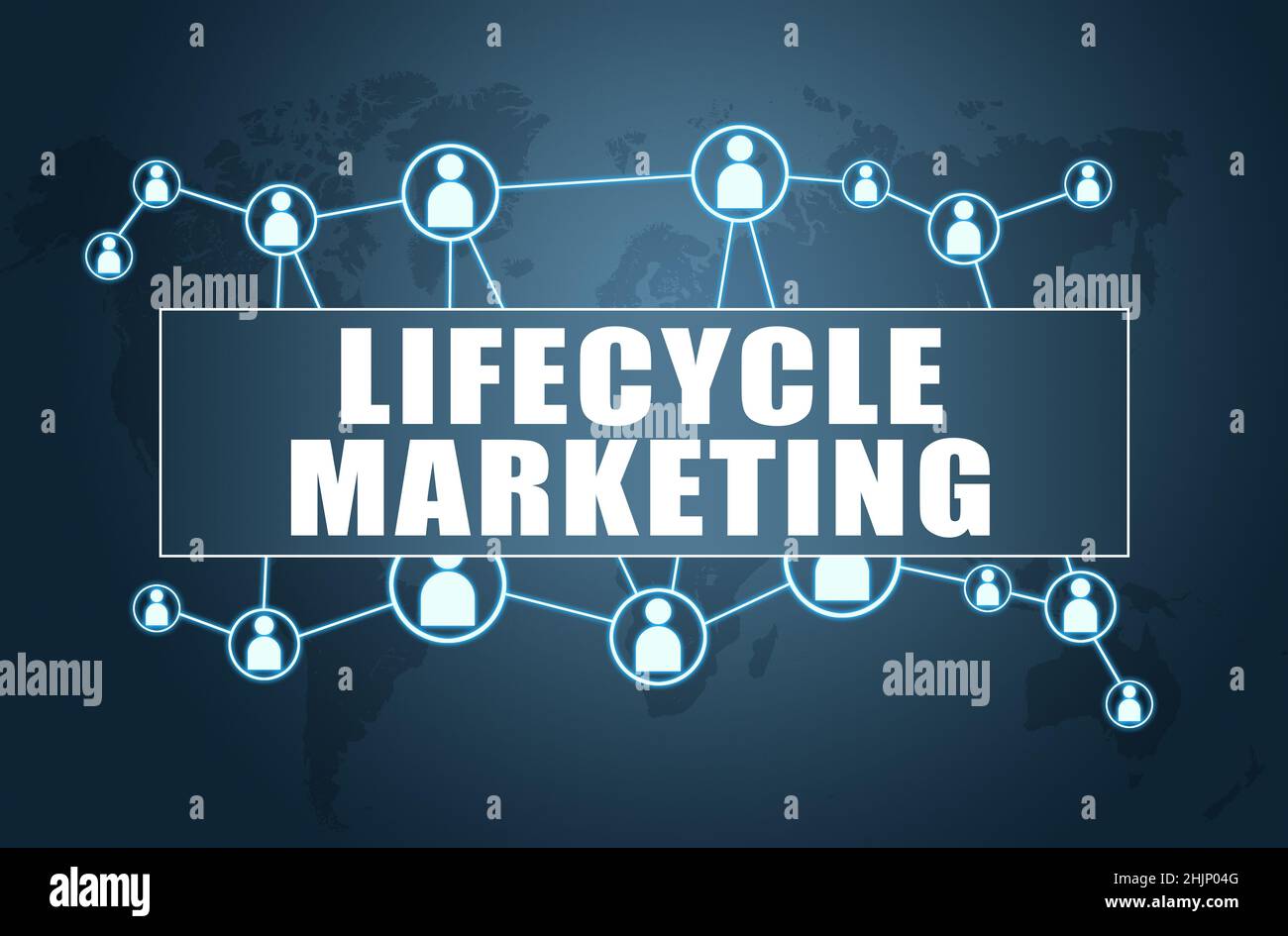 Marketing de cycle de vie - concept de texte sur fond bleu avec carte du monde et icônes sociales. Banque D'Images