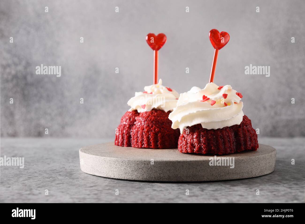 Gâteau de velours rouge en forme de cœur pour la Saint-Valentin sur fond gris.Dessert savoureux avec amour.Gros plan.Copier l'espace. Banque D'Images