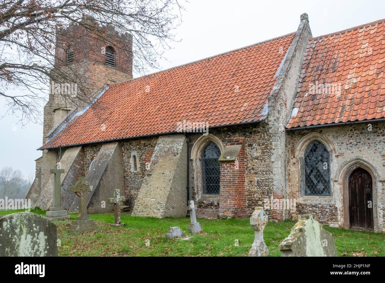 Vue avec cimetière de l'église St Mary's Church, Farnham, Suffolk, Royaume-Uni Banque D'Images