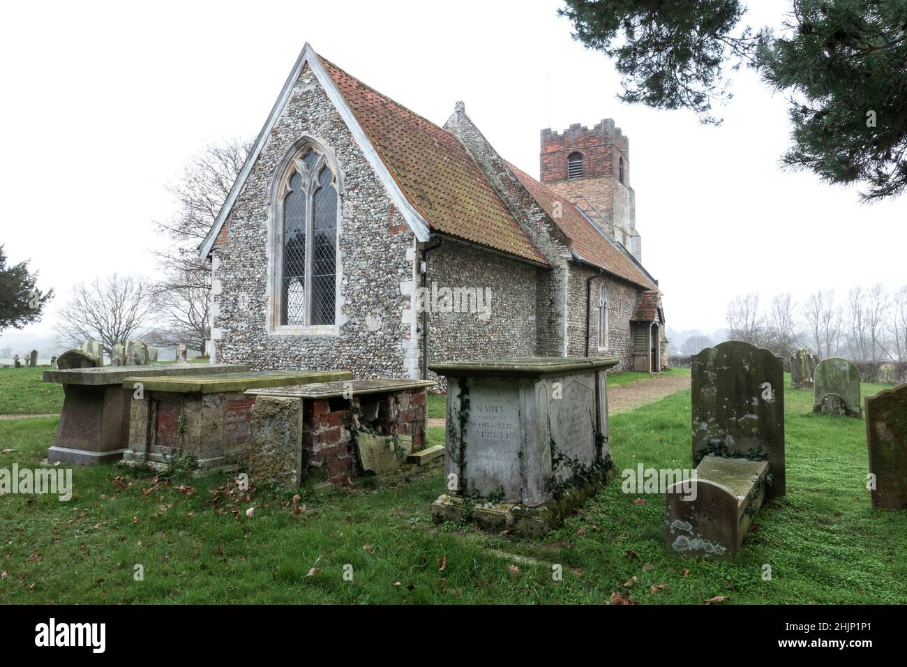 Vue avec cimetière de l'église St Mary's Church, Farnham, Suffolk, Royaume-Uni Banque D'Images