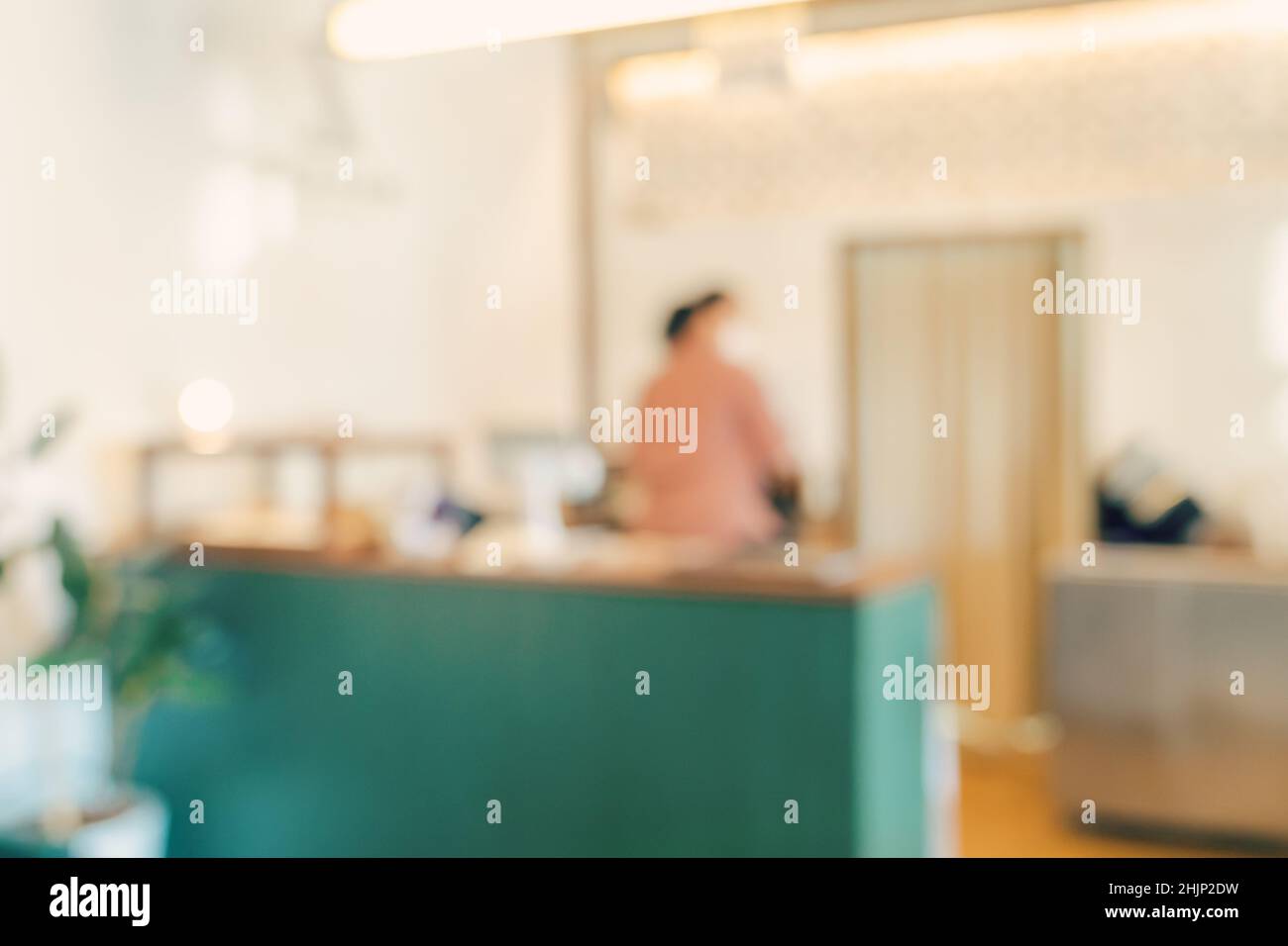 Flou abstrait et effet de flou artistique à l'intérieur d'un café ou d'un café pour l'arrière-plan. Banque D'Images