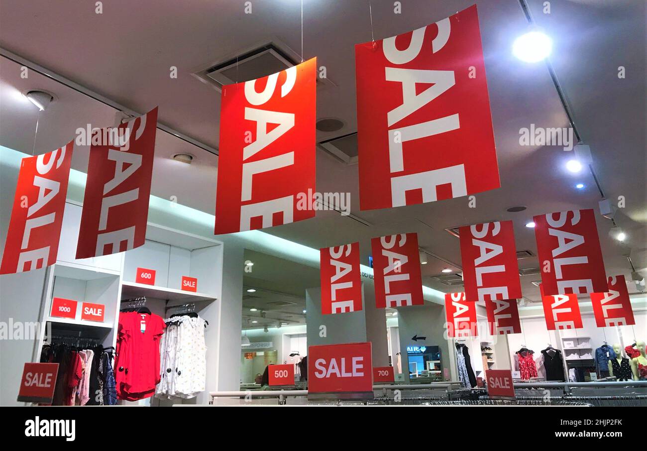 Moscou, Russie, juillet 2019 : gros plan de nombreuses bannières rouges suspendues au plafond dans une boutique de vêtements. Banque D'Images