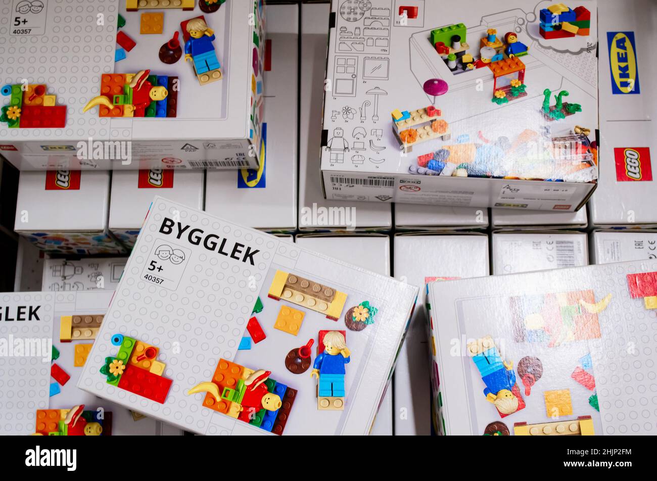 Moscou, Russie, février 2020 : boîtes de blocs lego avec figurines d'action.Collaboration avec Ikea. Banque D'Images