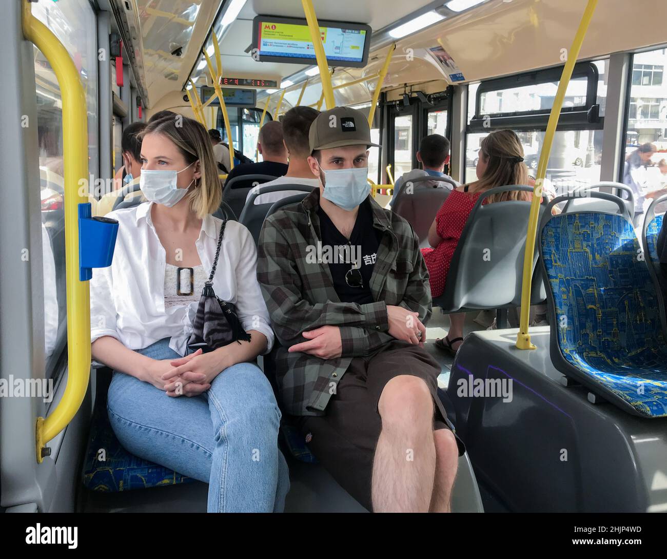 Moscou, Russie, août 2020 : passagers dans un bus portant un masque médical de protection. Banque D'Images