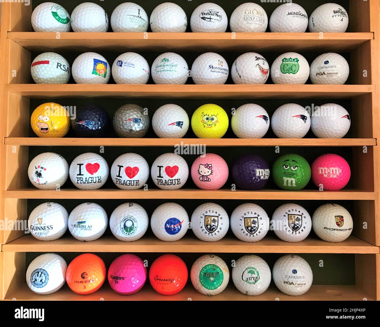 Moscou, Russie, juillet 2019: Collection de balles de golf multicolores avec différents logos, qui se tiennent sur les étagères dans un rack en bois spécial, Banque D'Images