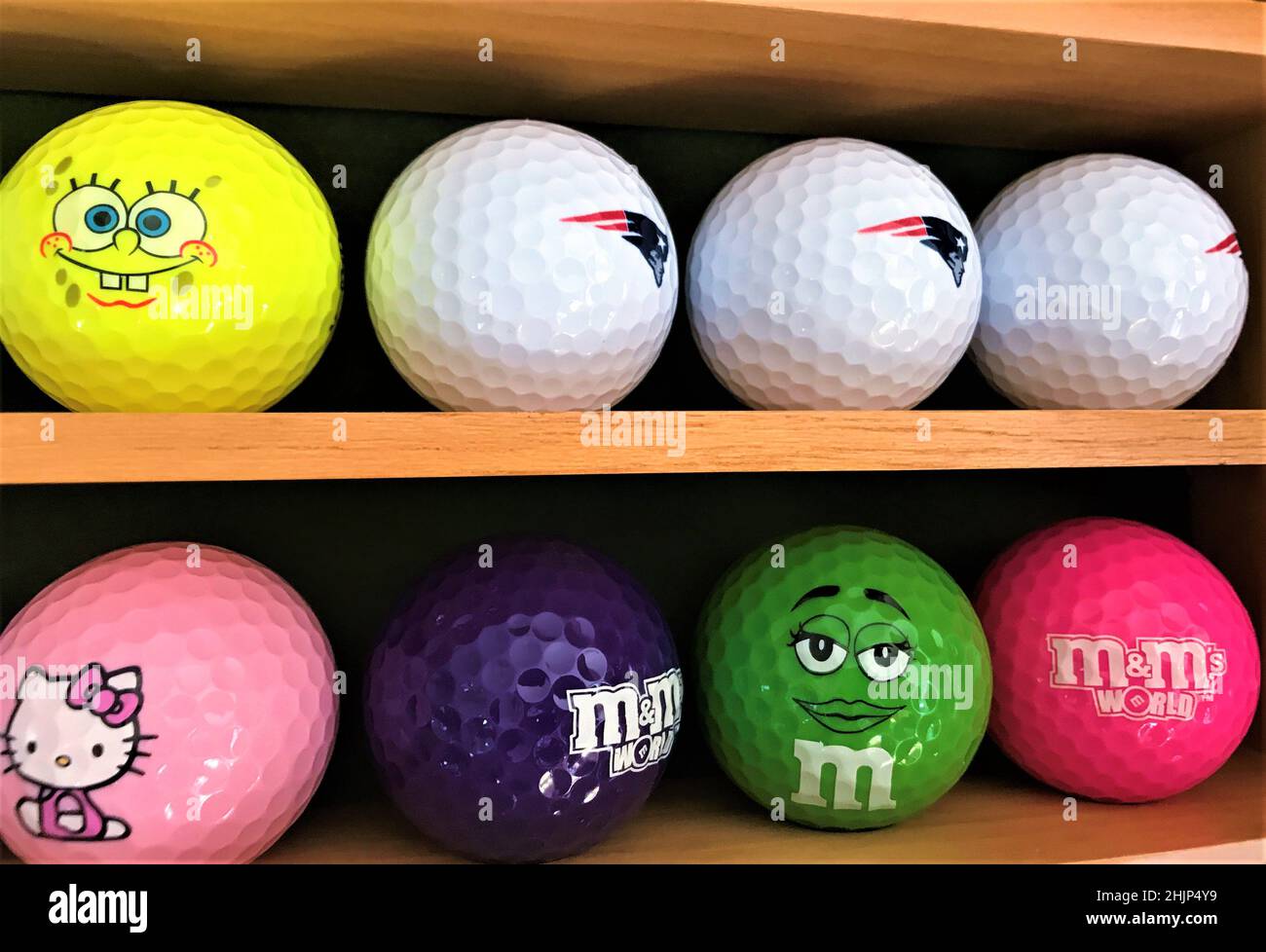 Moscou, Russie, juillet 2019: Gros plan des étagères de rack en bois, qui se tient sur les étagères de huit balles de golf différentes de la collection, Banque D'Images