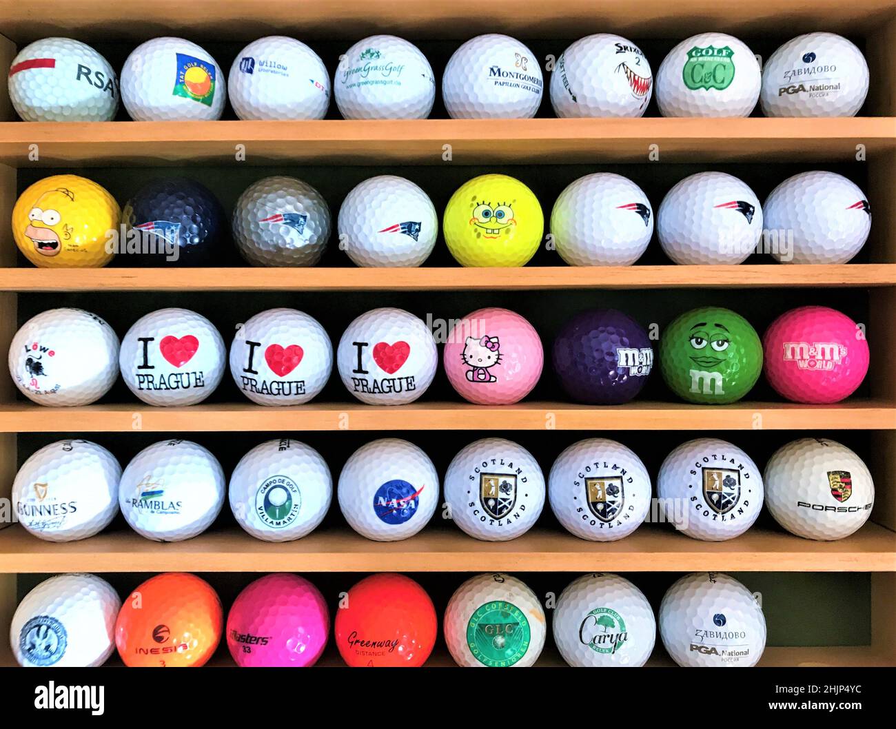 Moscou, Russie, juillet 2019: Collection de balles de golf multicolores  avec différents logos, qui se tiennent sur les étagères dans un rack en  bois spécial Photo Stock - Alamy
