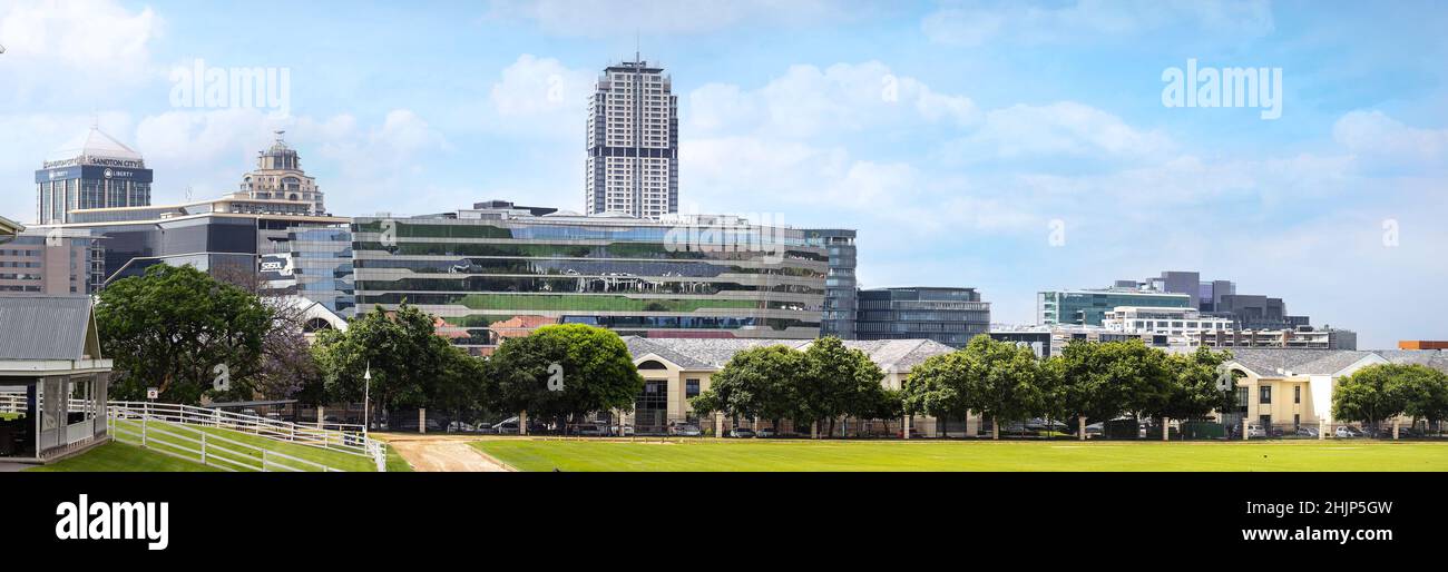 Johannesburg, Afrique du Sud, 11th novembre - 2021: Vue panoramique du quartier central des affaires avec des bâtiments modernes en verre. Banque D'Images