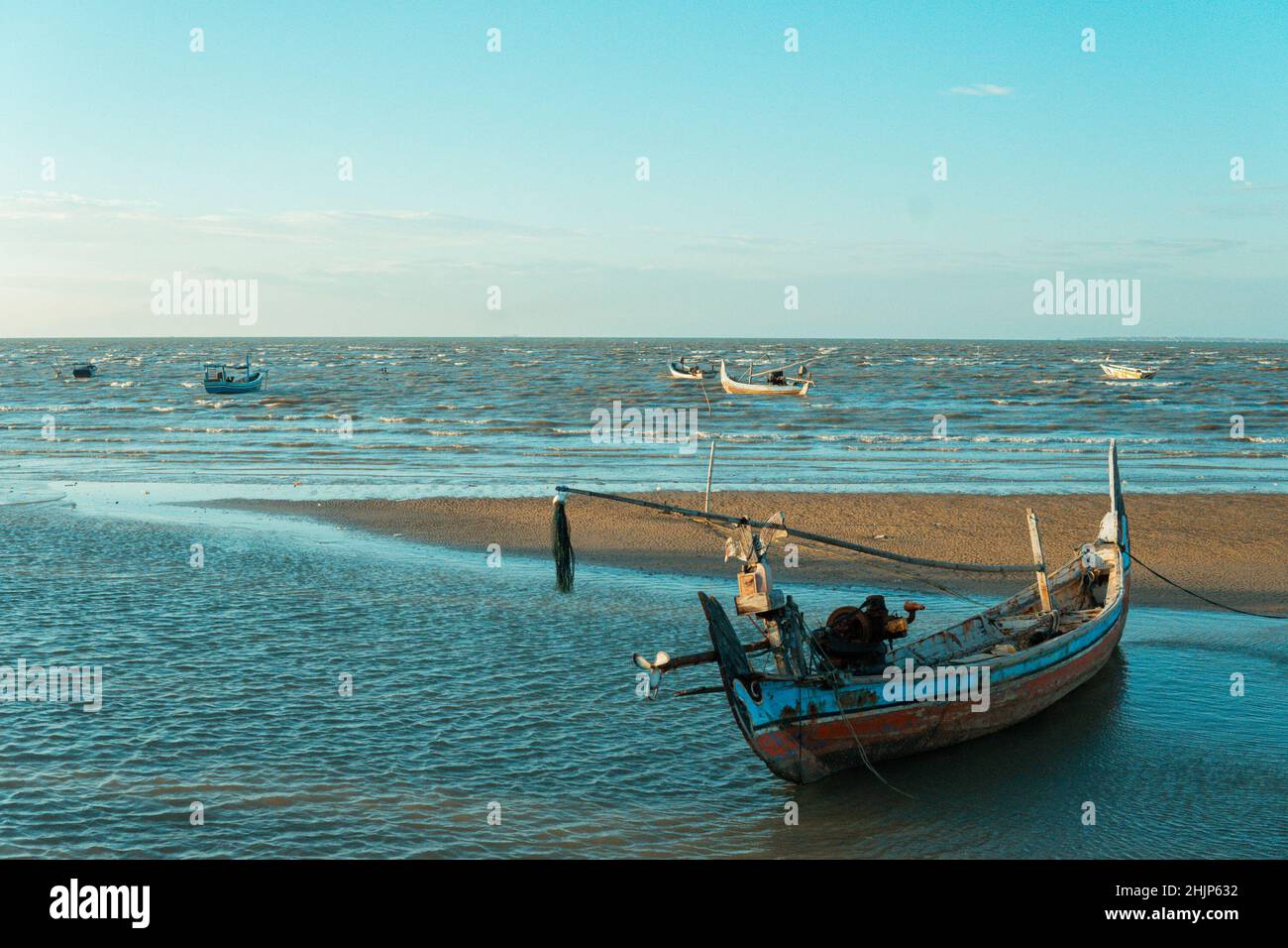 Un bateau qui se trouve sur le front de mer après avoir été utilisé pour trouver du poisson en Indonésie Banque D'Images