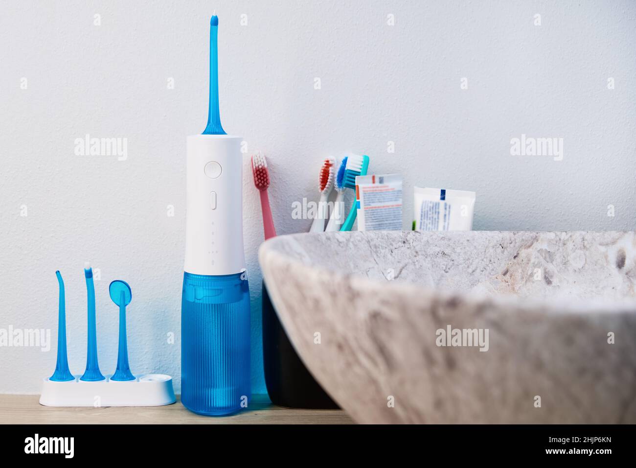 Kit d'irrigation orale à la maison bleue dans la salle de bains, Waterpik pour le nettoyage des dents, appareil portatif de lavage de l'eau pour les soins dentaires Banque D'Images