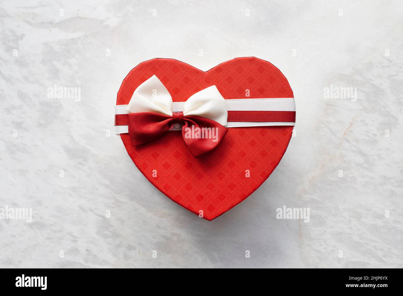 Boîte cadeau cœur rouge sur table.Composition de la Saint-Valentin Banque D'Images