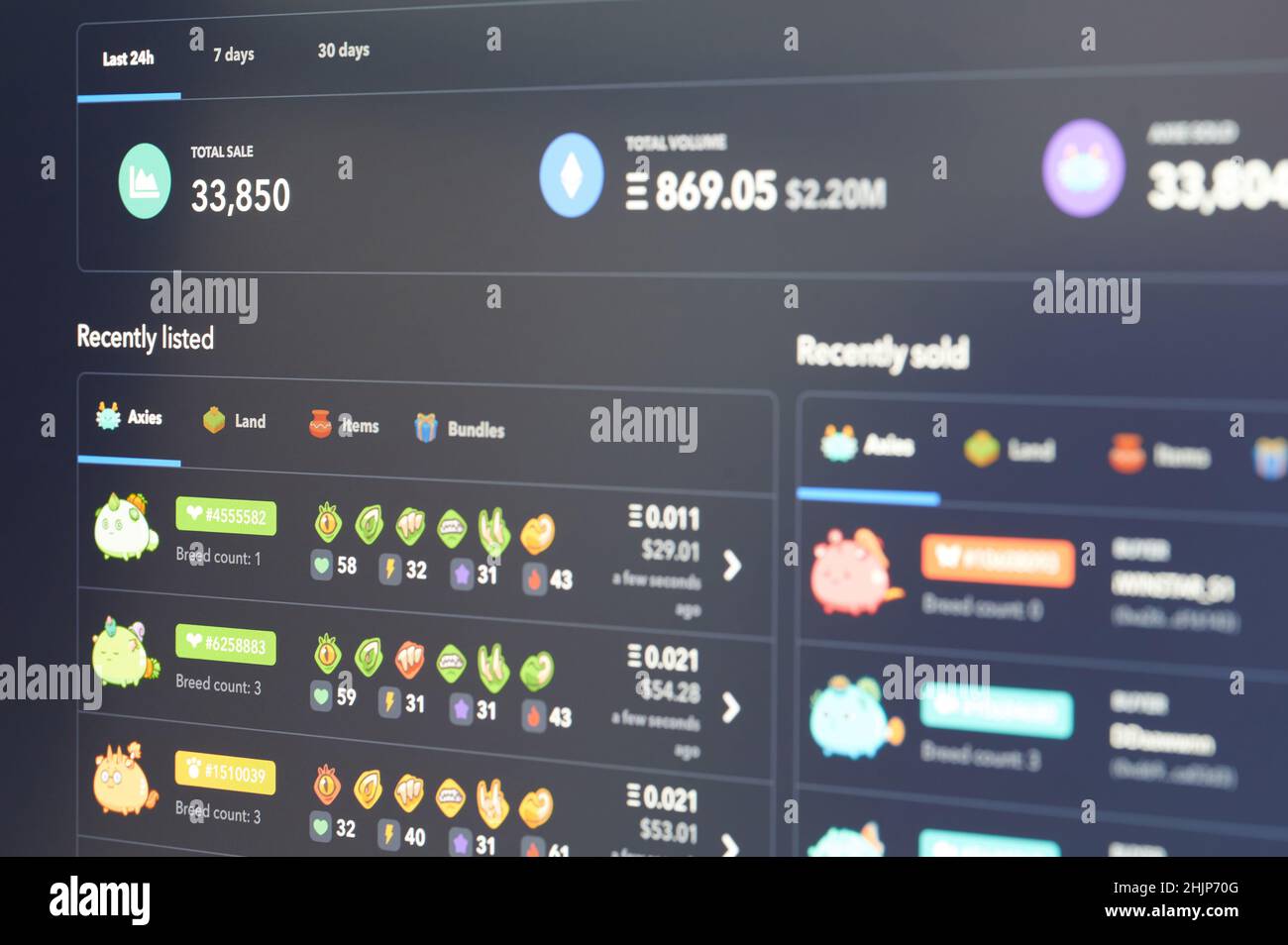 New york, Etats-Unis - janvier 31 2022 : ventes NFT en plate-forme numérique sur écran d'ordinateur portable vue rapprochée Banque D'Images