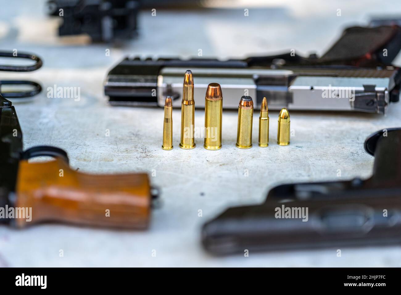pistolets et balles sur la table Banque D'Images