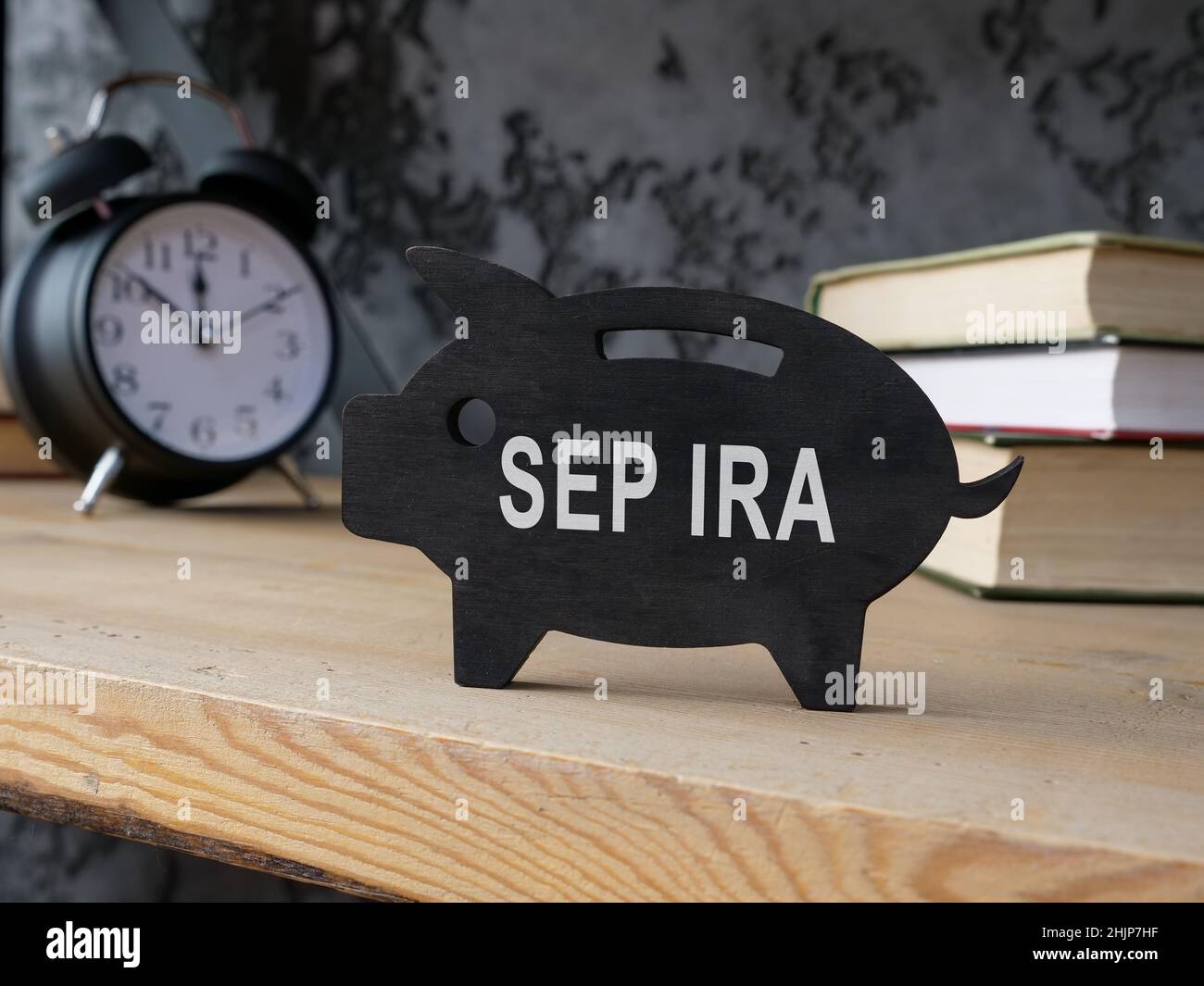 Tirelire en bois avec inscription SEP IRA sur le côté. Banque D'Images