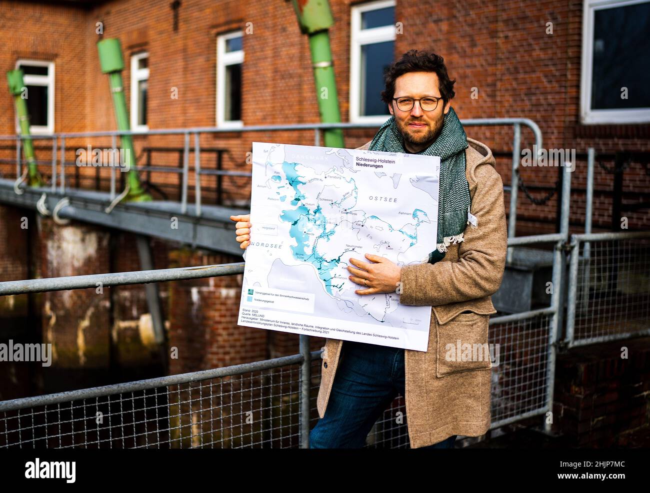 Meggerdorf, Allemagne.31st janvier 2022.Jan Philipp Albrecht (Bündnis90/Die Grünen), ministre de l'environnement du Schleswig-Holstein, présente une carte des basses terres du Schleswig-Holstein.Albrecht a présenté la stratégie des basses terres du gouvernement de l'État.Il s'agit principalement de drainer les parties basses de l'état à mesure que le niveau des mers monte.Credit: Axel Heimken/dpa/Alay Live News Banque D'Images
