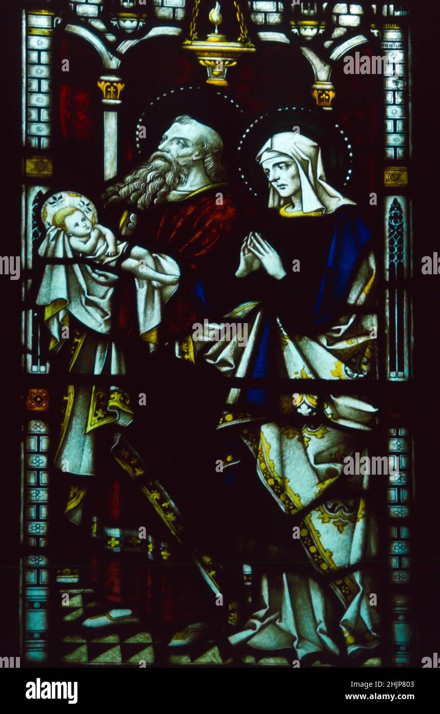 Fenêtre en verre teinté de la présentation du Christ au Temple, Église Saint-Michel et Toussaint, Helensburgh, Écosse Banque D'Images