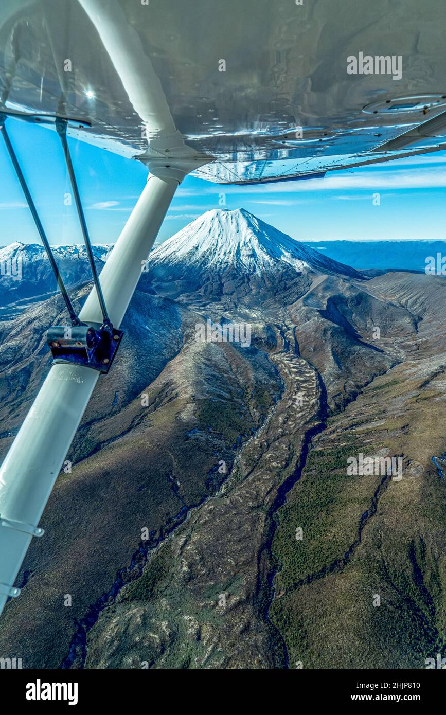 Vol panoramique autour du mont Ngauruhoe dans le parc national de Tongariro - Nouvelle-Zélande. Banque D'Images