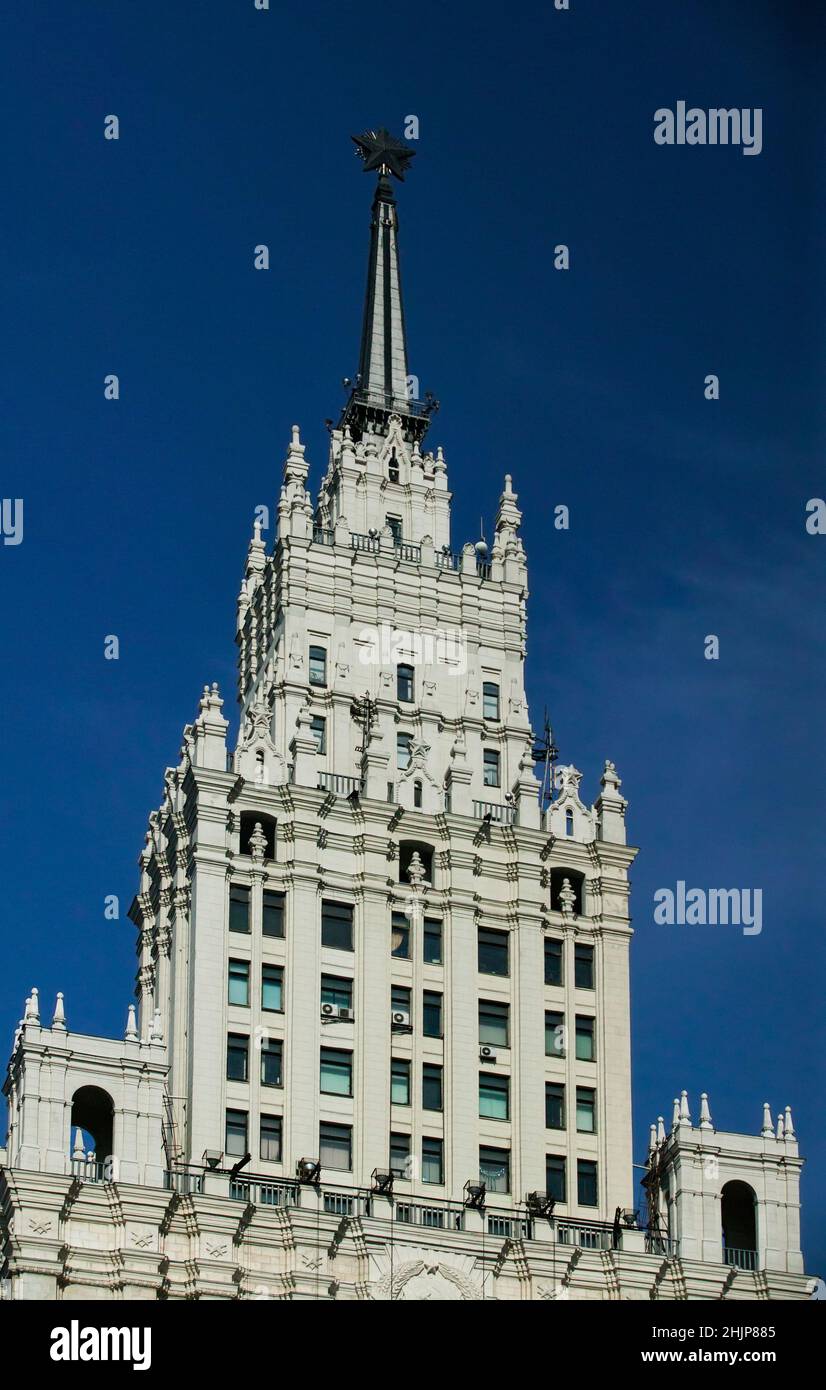 Bâtiment en hauteur du Ministère des Affaires étrangères de Russie à Moscou, exposé à la lumière directe du soleil dans un ciel bleu foncé.L'un des gratte-ciels de Staline. Banque D'Images