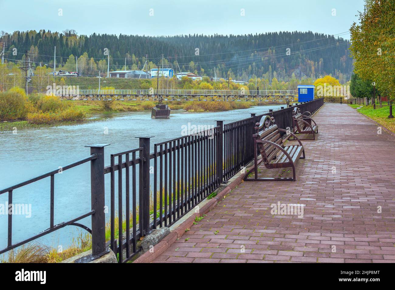 Tashtagol, remblai de la rivière Kondoma en automne sous la pluie, région de Kemerovo-Kuzbass Banque D'Images