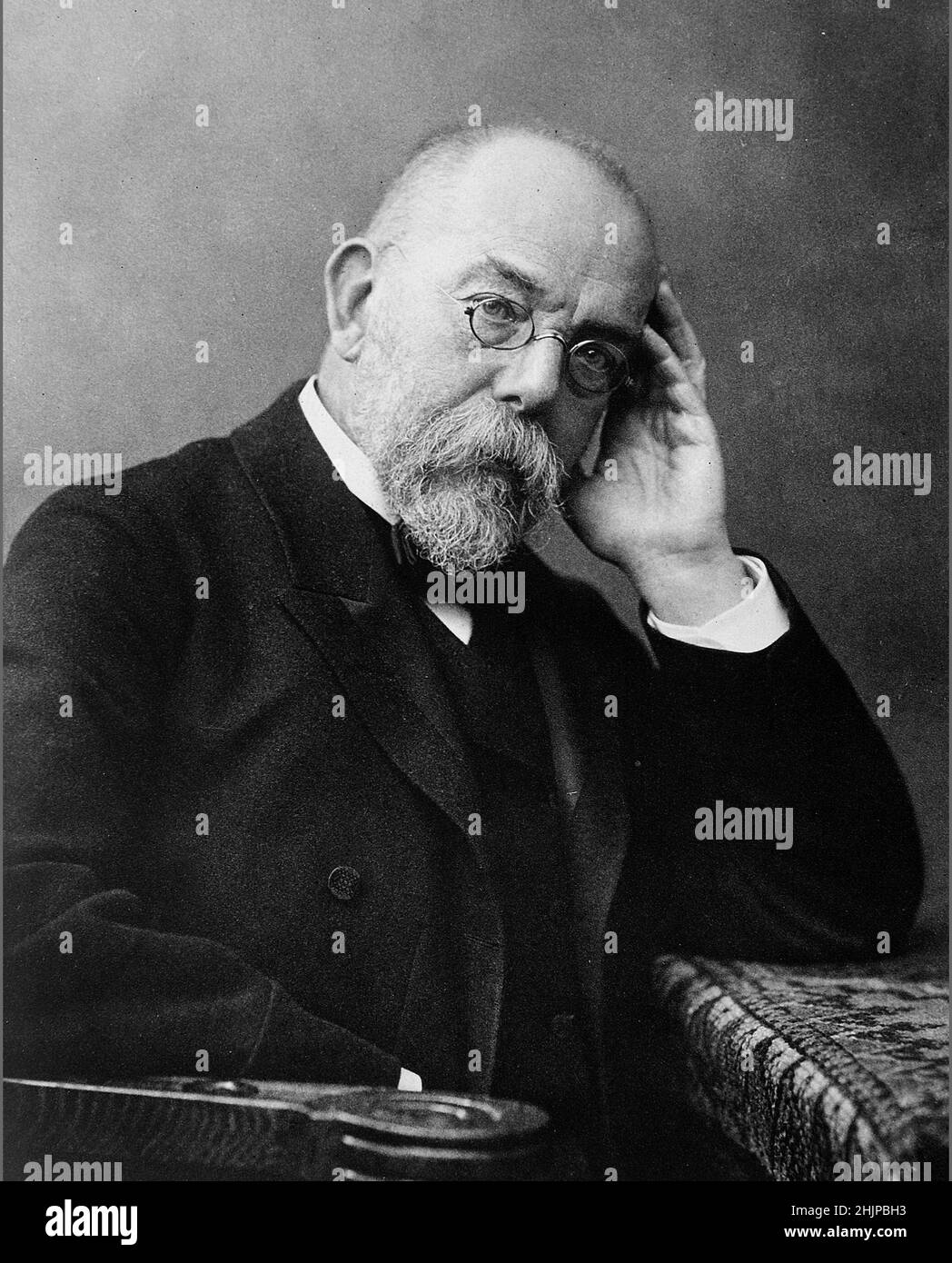 Portrait de Robert Koch (1843-1910) medecin allemand a l'origine du bacille de Koch 1900 (Portait du médecin et microbiologiste allemand Robert Koch) Photographie Collection privee Banque D'Images