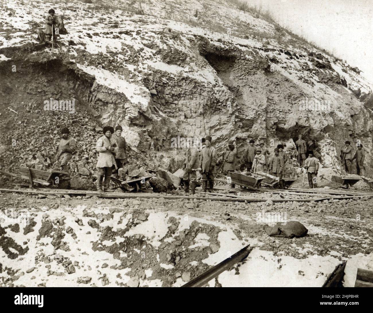 Construction de la voie de chemin de fer du transsibérien : Portraits des travailleurs prisonniers interprétant la ligne de chemin de fer dans la région de Transbaikalie russe (construction du chemin de fer transsibérien par les prisonniers) 1900-1910 Photographie collection anonymique privee Banque D'Images