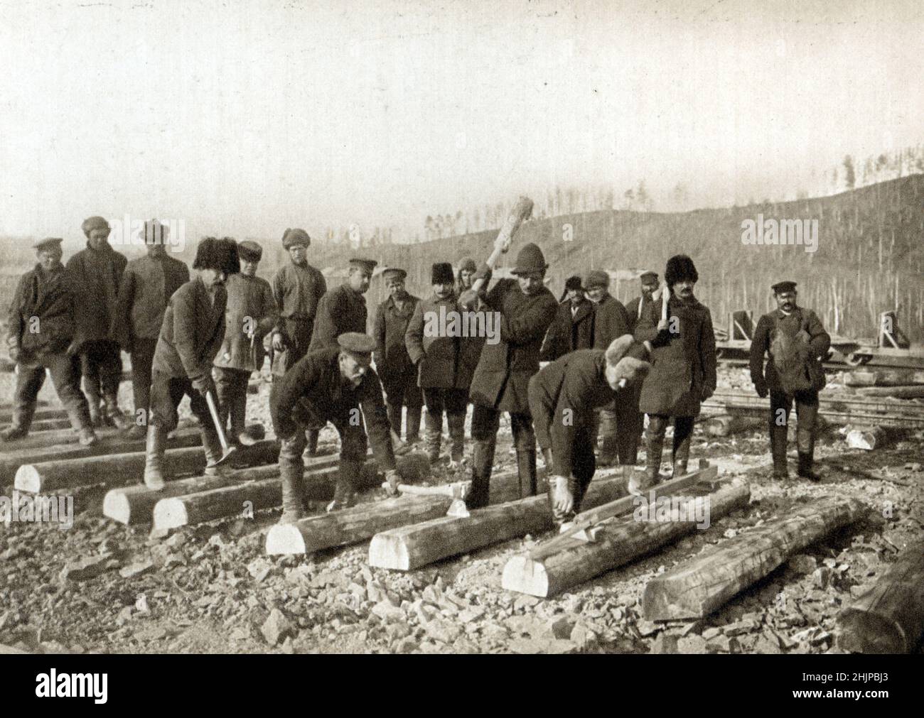 Piégeurs de camps interprétant la ligne de chemin de fer du Transsiberien en Russie 1900-1910 (construction du chemin de fer transsibérien en Russie par les prisonniers 1910 ca) Photographie anonyme Collection privee Banque D'Images