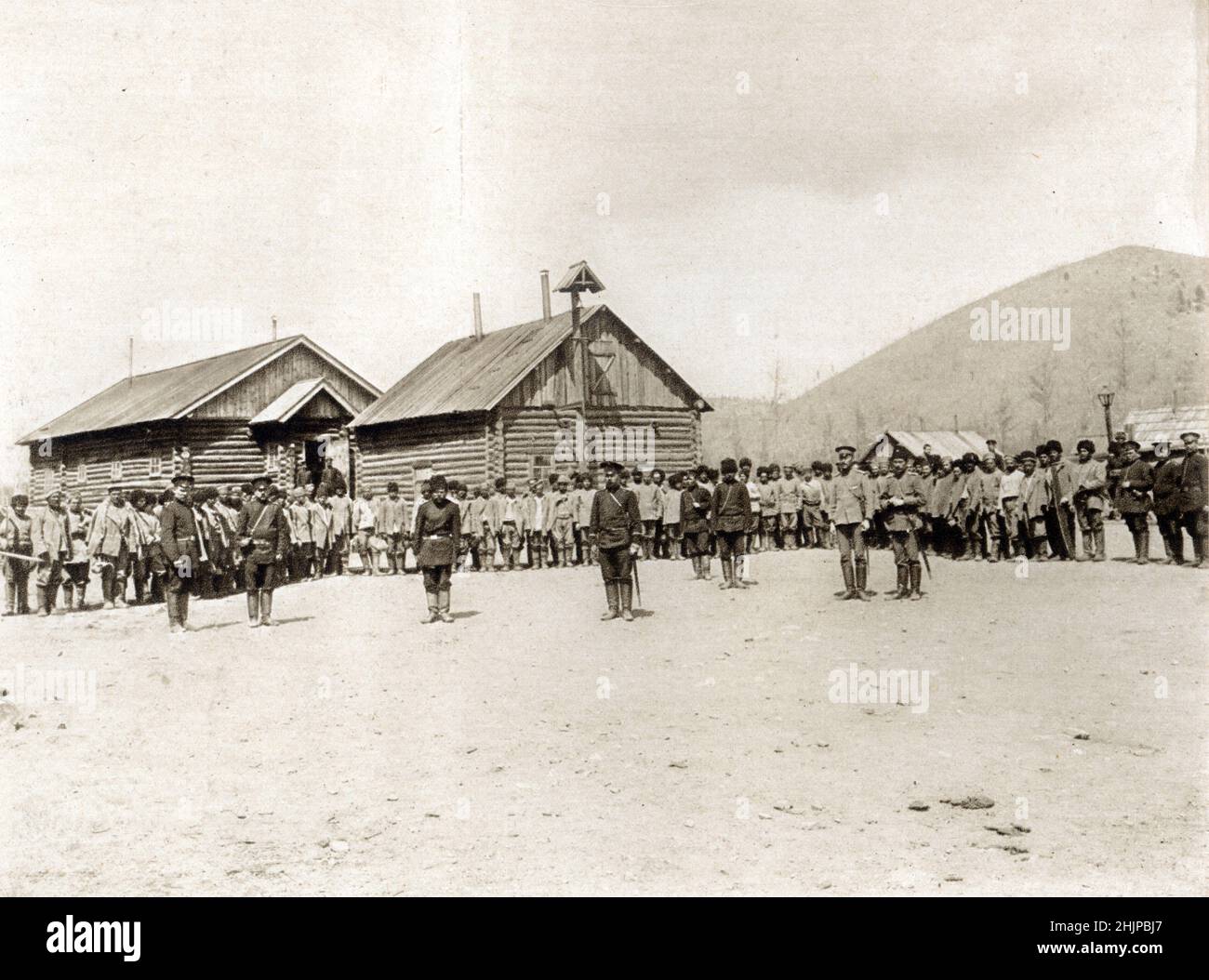 Prisons du goulag charges de la construction de la ligne de chemin de fer dans le transsiberien posant dans la cour d'un équipement pénitentiaire - Russie vers 1910 Photographie collection anonymique privee Banque D'Images