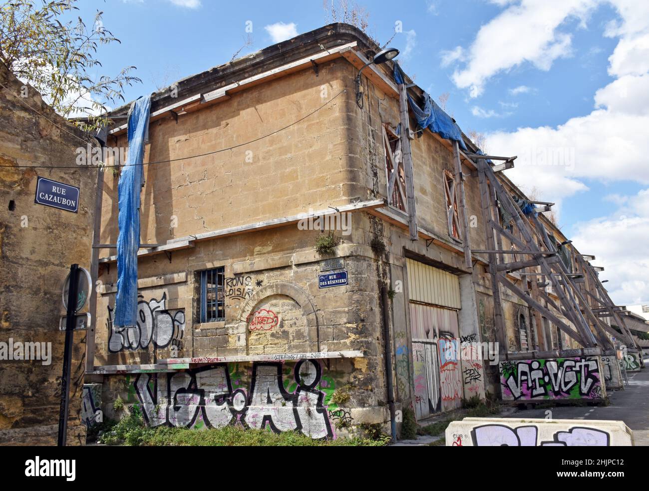 Un groupe de bâtiments délabrés en attente de rénovation ou de démolition, dans un ensemble de petites rues derrière la gare Bordeaux-Saint-Jean. Banque D'Images