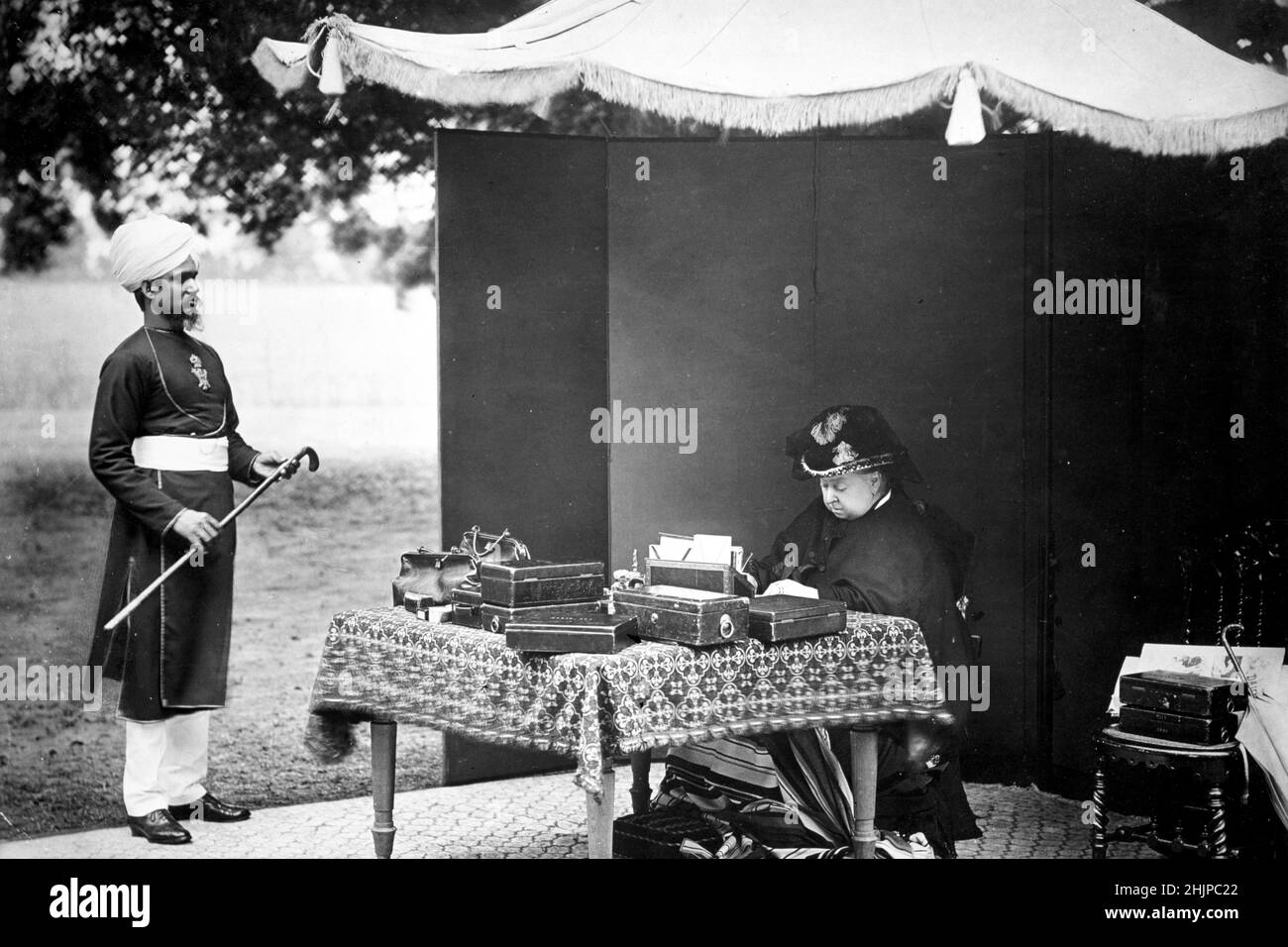 La reine d'Angleterre Victoria (1819-1901) et son valet et confient indien Mohammed Abdul Karim en 1893 (1863-1909) (Reine d'Angleterre Victoria et Abdul Karim (le Munshi) son accompagnateur indien, 1893 ) Photographie Collection privee Banque D'Images