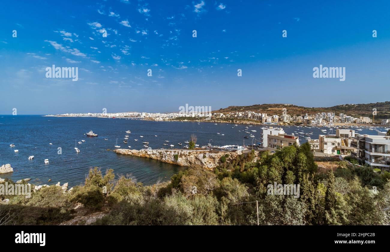 Malte - Baie Saint-Paul dans la partie nord-ouest de l’île et vue panoramique sur la baie St-Paul en arrière-plan. Banque D'Images