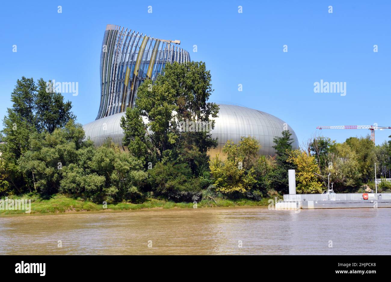 Le bâtiment sculptural ultra-moderne de la Cité des vins, qui abrite une exposition permanente sur l'histoire et la culture du vin dans la région de Bordeaux. Banque D'Images