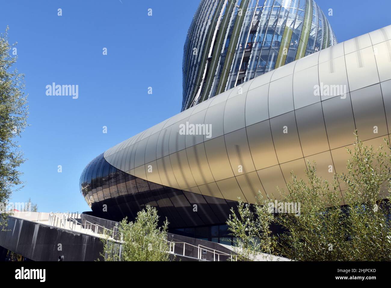 Le bâtiment sculptural ultra-moderne de la Cité des vins, qui abrite une exposition permanente sur l'histoire et la culture du vin dans la région de Bordeaux. Banque D'Images