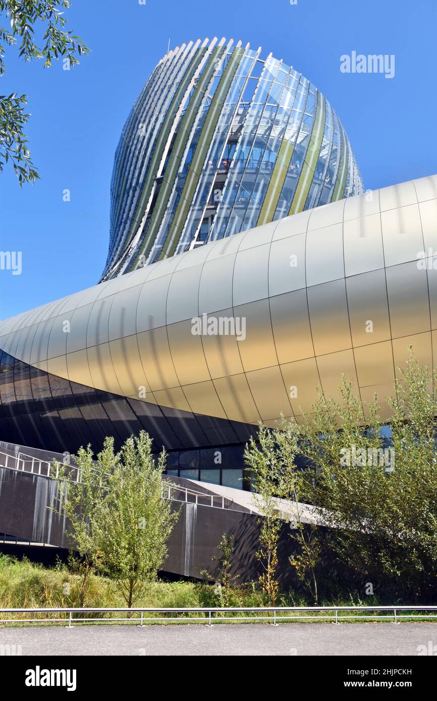 Le bâtiment sculptural ultra-moderne de la Cité des vins, qui abrite une exposition permanente sur l'histoire et la culture du vin dans la région de Bordeaux. Banque D'Images