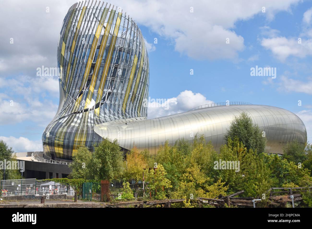 Le bâtiment sculptural ultra-moderne de la Cité des vins, qui abrite une exposition permanente sur l'histoire et la culture du vin dans la région de Bordeaux. Banque D'Images