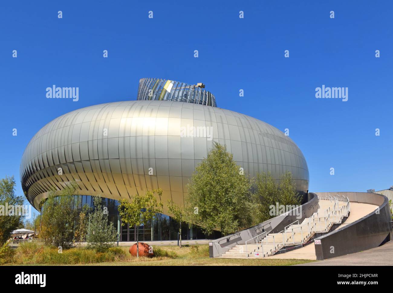 Le bâtiment sculptural ultra-moderne de la Cité des vins, qui abrite une exposition permanente sur l'histoire et la culture du vin dans la région de Bordeaux. Banque D'Images