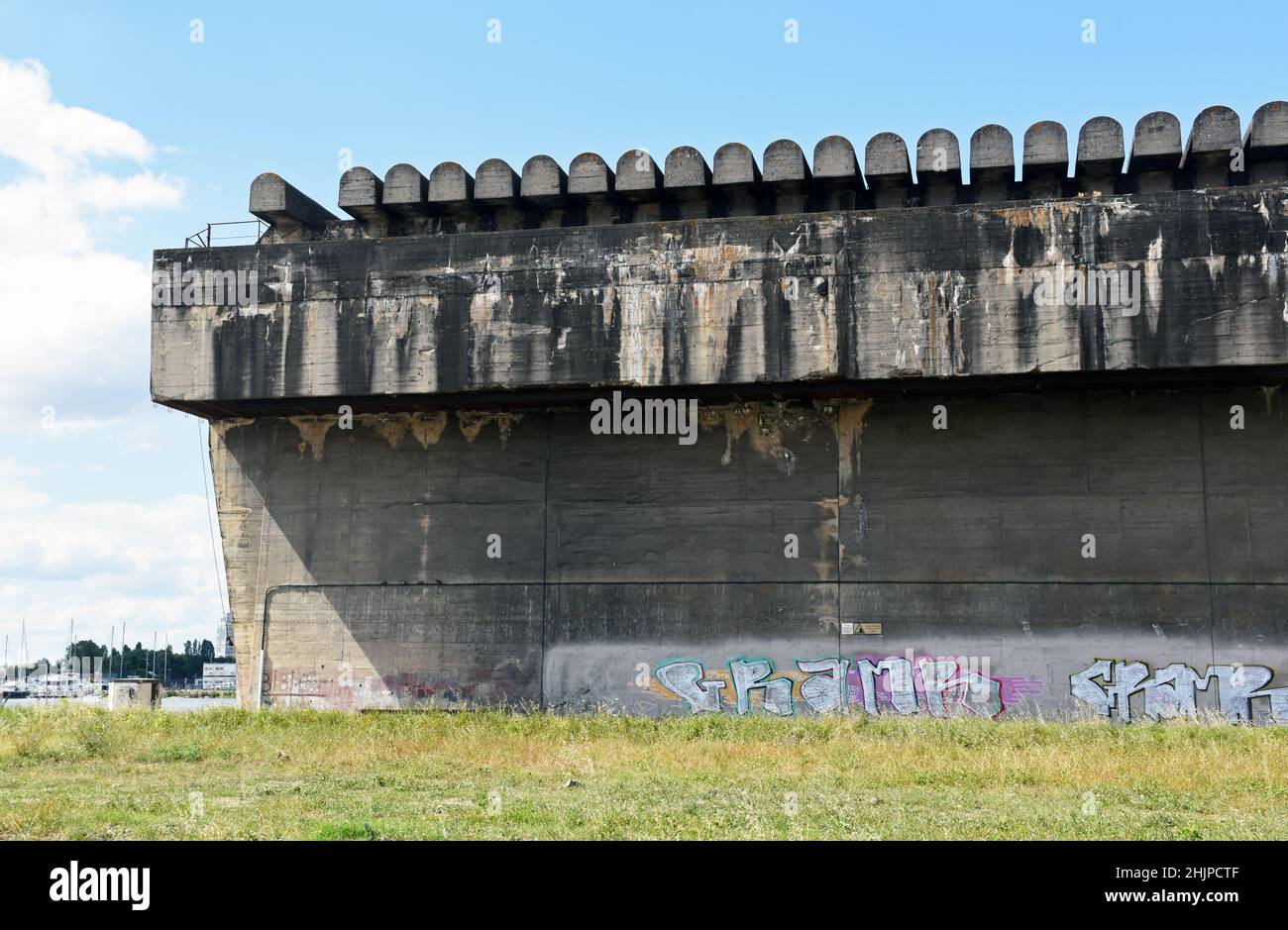 La base sous-marine de Bordeaux, qui fait partie du mur atlantique d’Hitler, construite en béton armé presque indestructible, utilisée pendant 15 mois, est aujourd’hui un centre artistique Banque D'Images